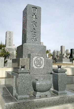 内垣石の墓石 Grave stone of Uchigaki-ishi